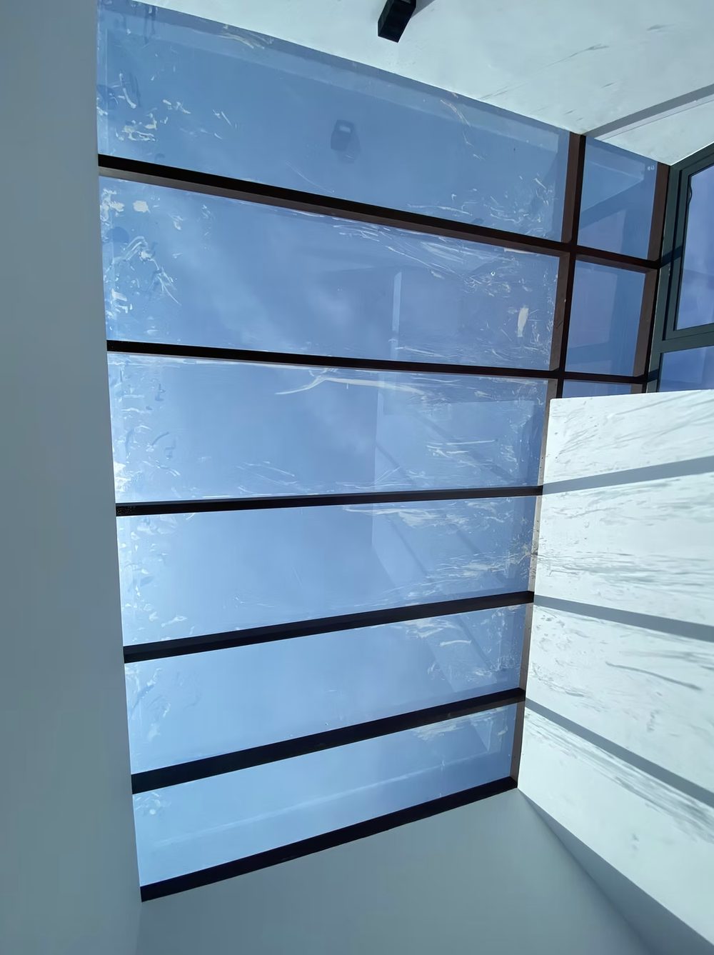 Domo de cristal con estructura de ventanas de aluminio visto desde abajo