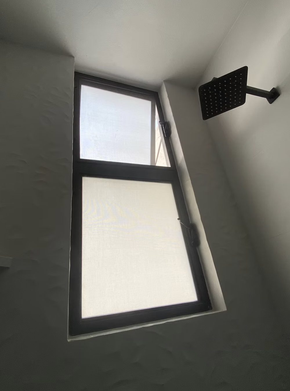 Ventanas de aluminio proyectables con cristal esmerilado en un baño